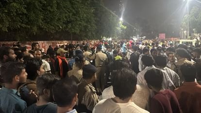 परेड ग्राउंड में दशहरा मेले के दौरान विवाद, खून से लथपथ घायल धरने पर बैठे