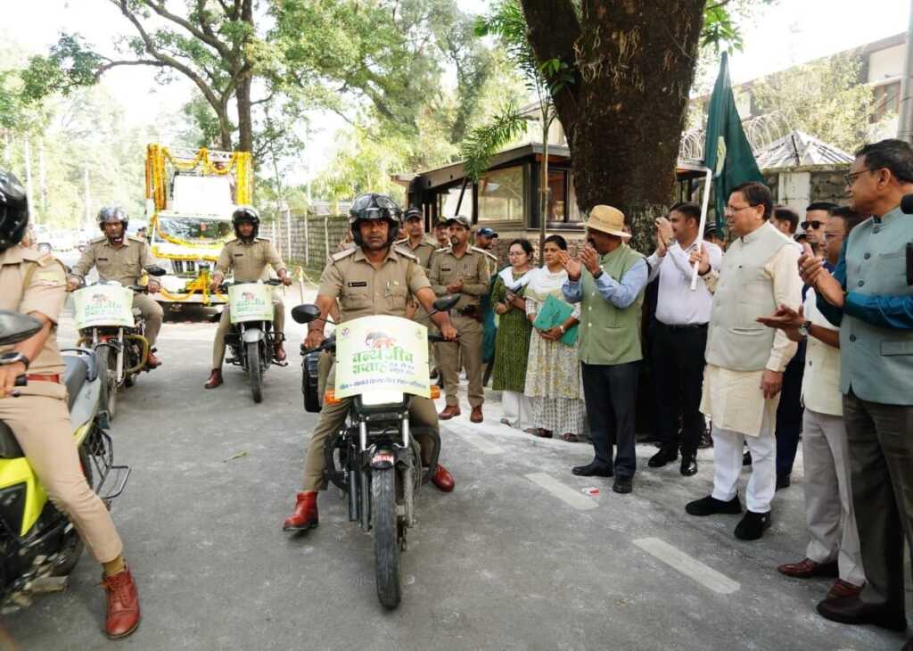 वन्यजीव सप्ताह के शुभारंभ अवसर पर मुख्यमंत्री पुष्कर सिंह धामी द्वारा बाइक रैली को हरी झंडी दिखाकर किया गया रवाना