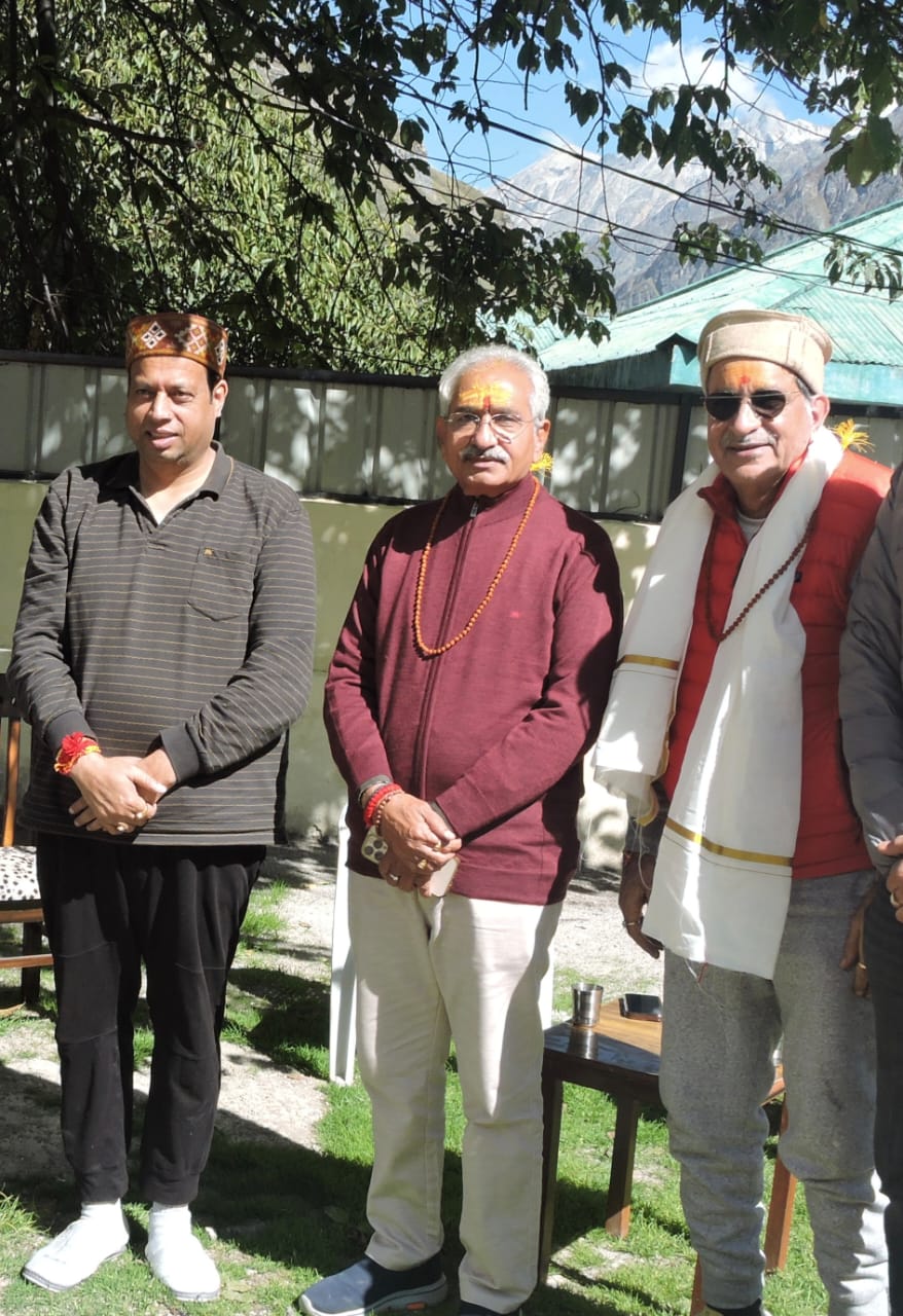 पंकज और अन्य अतिथि बदरी विशाल के दर्शन को पहुंचे