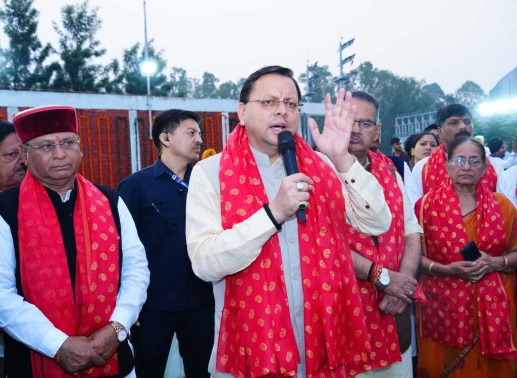 मुख्यमंत्री पुष्कर सिंह धामी ने परेड ग्राउंड में रावण दहन कार्यक्रम में लिया भाग, दी विजयदशमी की शुभकामनाएं