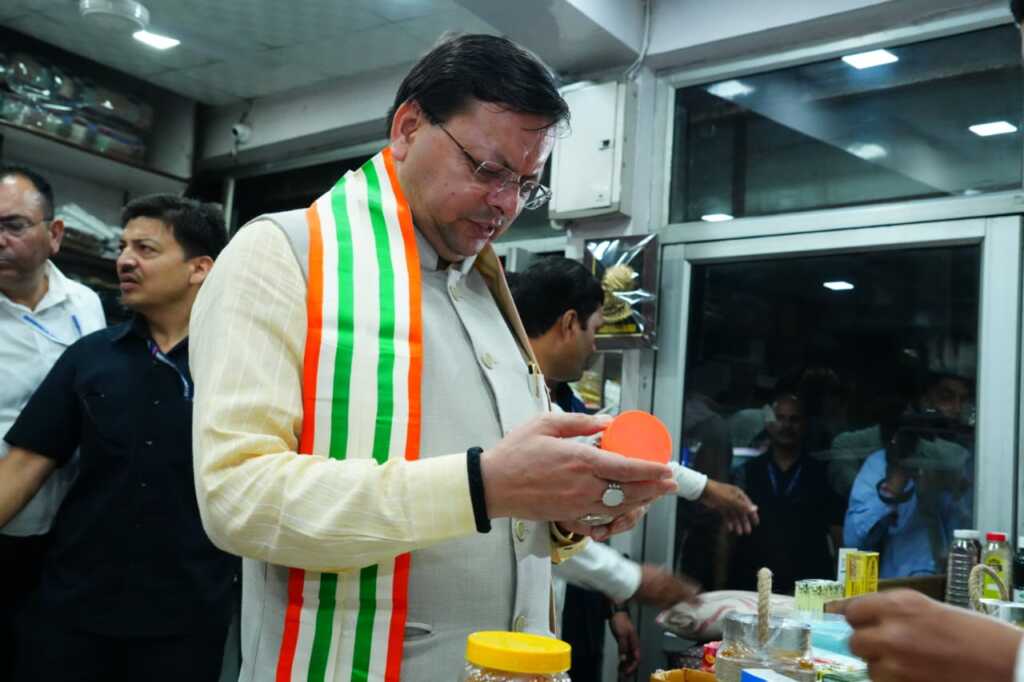 मुख्यमंत्री धामी ने खादी ग्रामोद्योग भवन से की खरीदारी, स्वदेशी अभियान को दिया बढ़ावा