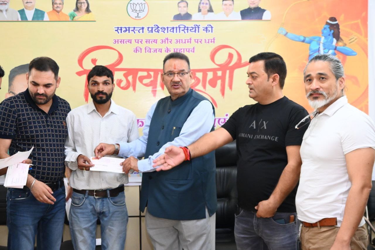 कैबिनेट मंत्री गणेश जोशी ने आपदा प्रभावित 14 परिवारों को राहत राशि के चेक सौंपे