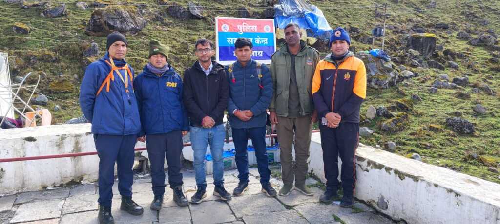 एसडीआरएफ ने वासुकीताल ट्रैक पर भटके पर्यटक को सुरक्षित बचाया