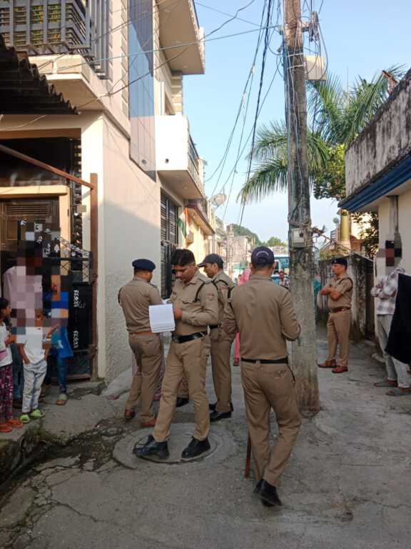 दून पुलिस का सत्यापन अभियान जारी विभिन्न थाना क्षेत्रों में 825 लोगों का सत्यापन