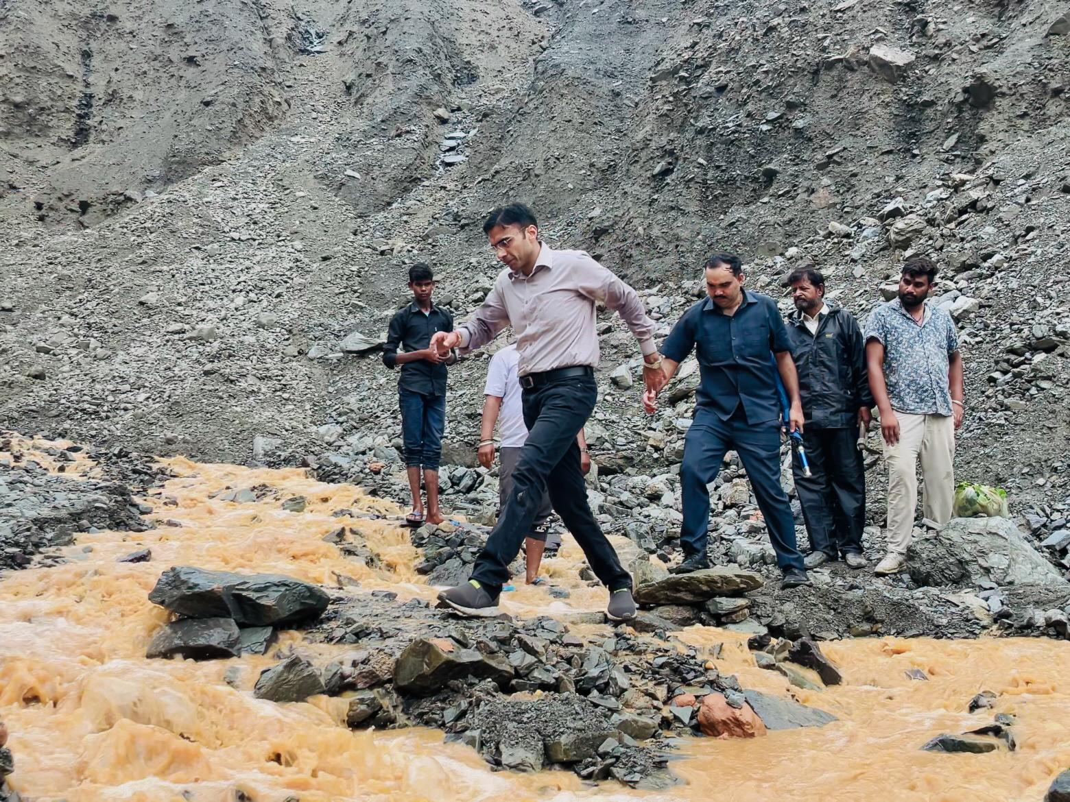 देहरादून प्रशासन ने आपदाग्रस्त बटोली गांव को 7 दिन में सड़क से जोड़ा, घरों तक पहुंचने लगे वाहन