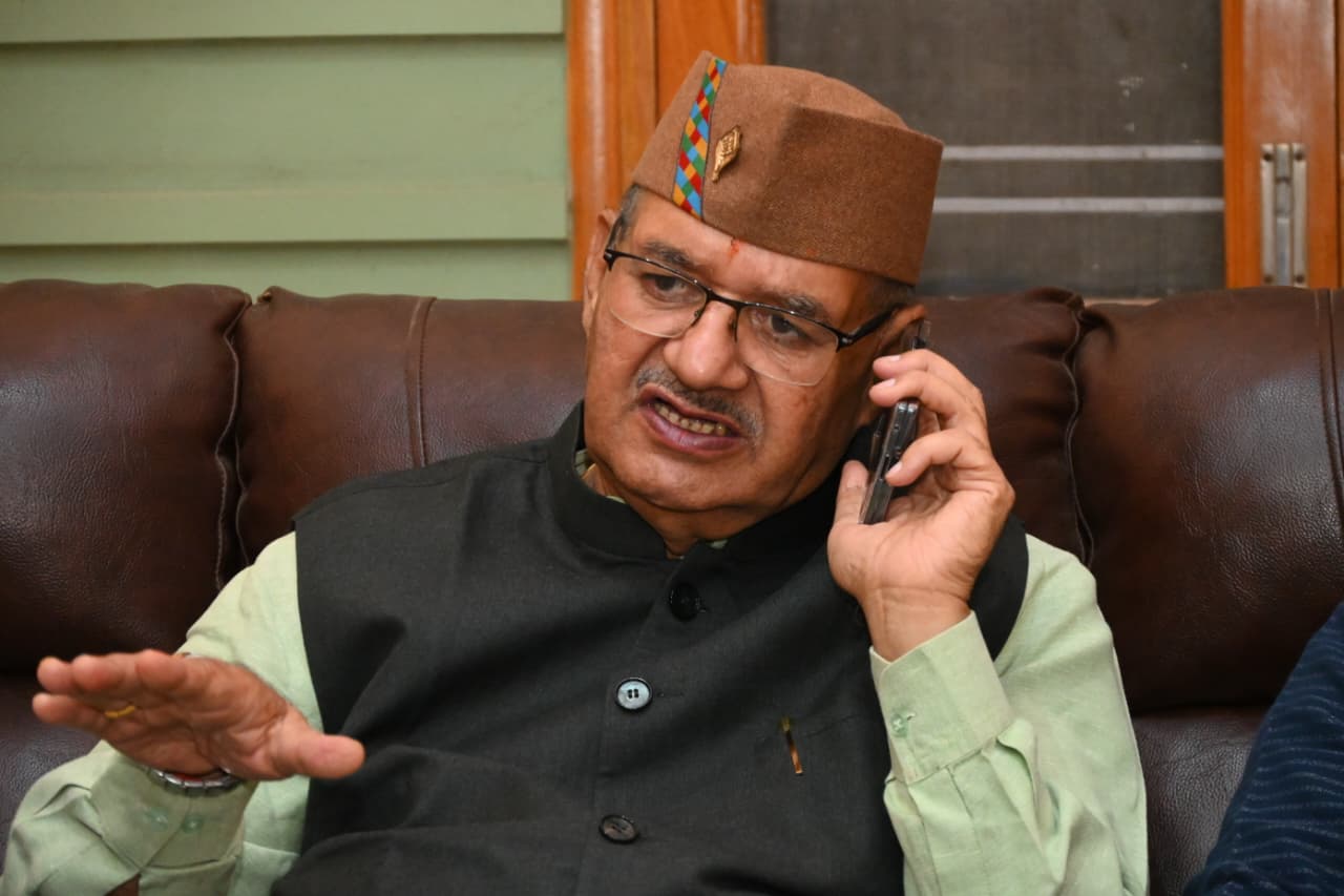 सहस्त्रधारा में आपदा प्रभावितों से मुलाकात कर राहत किट वितरित करते कैबिनेट मंत्री गणेश जोशी