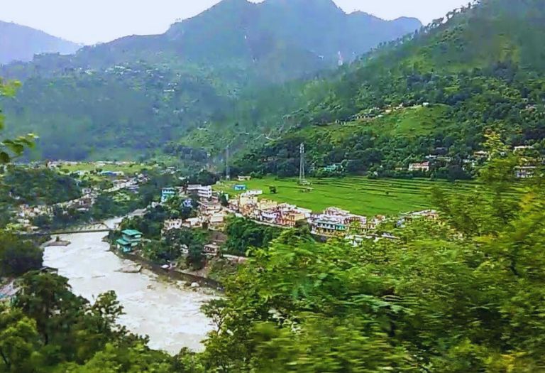 रुद्रप्रयाग के ल्वेगढ़ गांव में 90 वर्षीय महिला की मौत, शव उठाने के लिए चार कंधे नहीं मिले