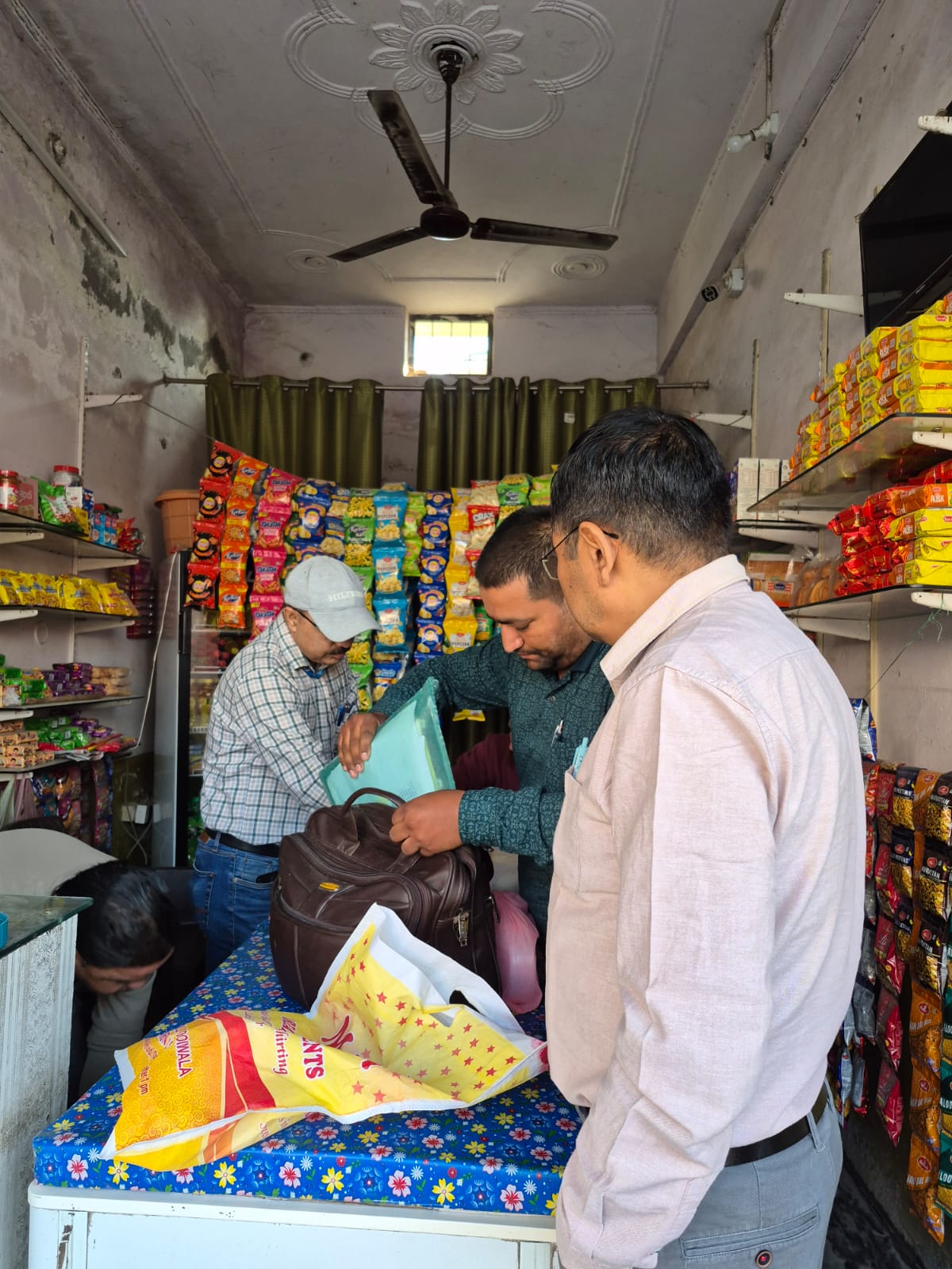 त्योहारी सीजन में मिलावटखोरों पर सख्त कार्रवाई, 180 किलो पनीर नष्ट, सैंपल जांच के लिए भेजे गए