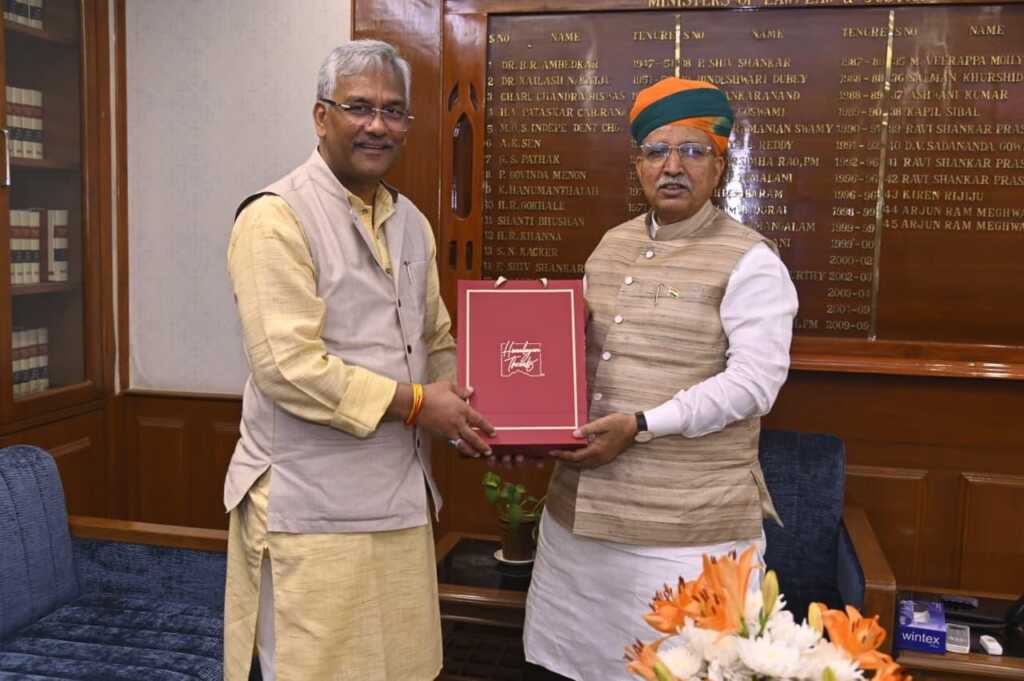 नई दिल्ली में सांसद त्रिवेन्द्र सिंह रावत ने केंद्रीय कानून मंत्री अर्जुन राम मेघवाल से की भेंट