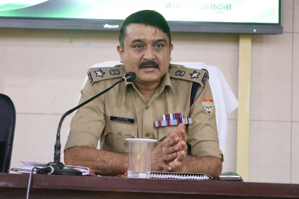 एसएसपी देहरादून ने अधीनस्थ अधिकारियों के साथ की मासिक अपराध गोष्ठी