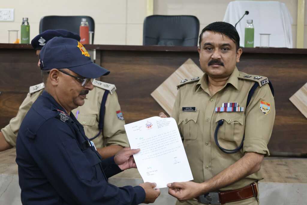 वरिष्ठ पुलिस अधीक्षक देहरादून ने उत्कृष्ट कार्य करने वाले पुलिस कर्मियों को किया सम्मानित
