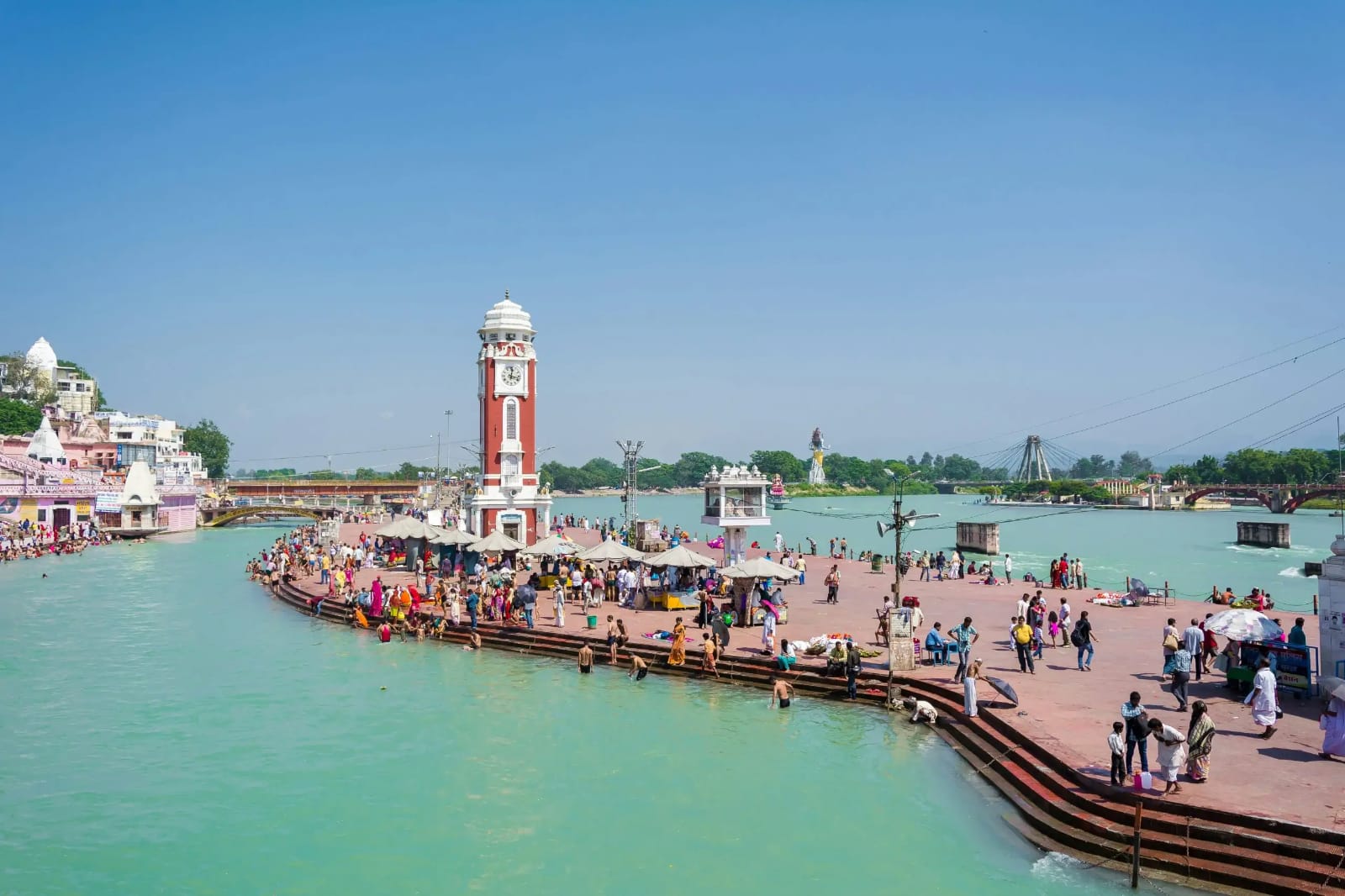 हरिद्वार: 17 दिन बाद हरकी पैड़ी पर लौटी गंगा, श्रद्धालुओं के चेहरों पर लौटी रौनक — स्नान के लिए उमड़ी भीड़