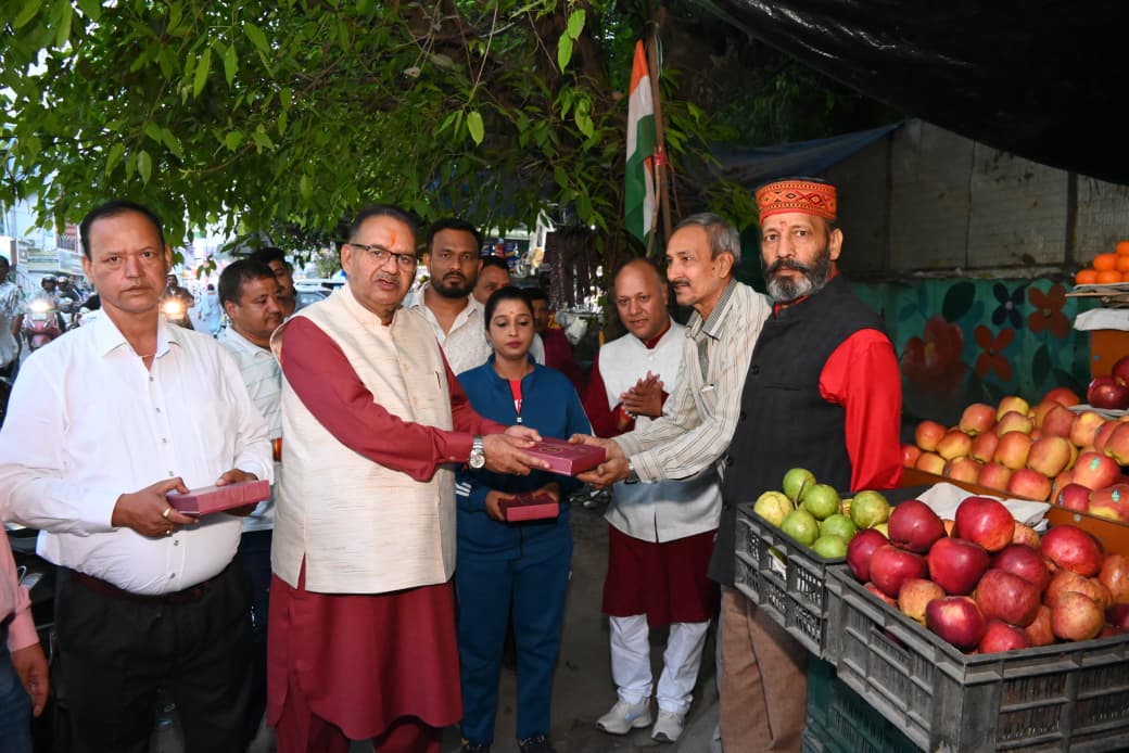हाथीबड़कला बाजार में दुकानदारों से मिले कैबिनेट मंत्री गणेश जोशी, दी दीपावली की शुभकामनाएं