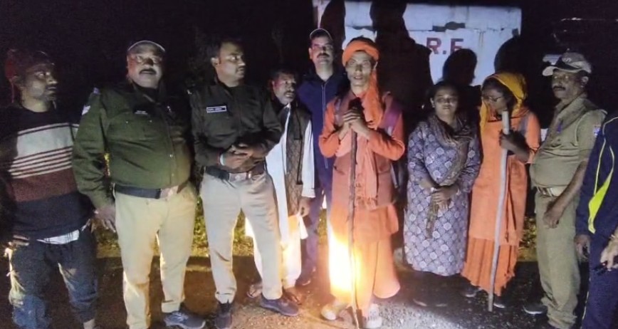 जंगल में रास्ता भटके तीन साधुजन पुलिस और SDRF की टीम ने सकुशल किए रेस्क्यू