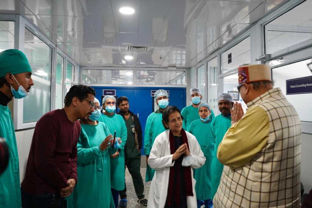 एम्स पहुंचे कैबिनेट मंत्री सतपाल महाराज, गुलदार हमले में घायल कंचन देवी का जाना हाल
