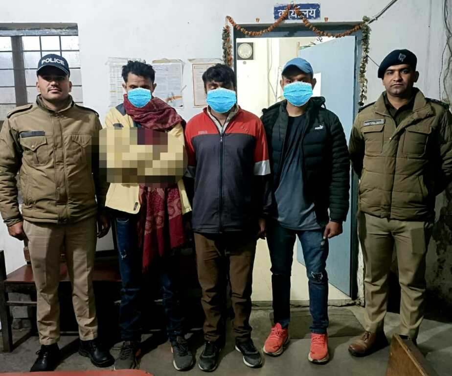 सरेराह दबंगई पर दून पुलिस की सख्ती: शराब के नशे में हुड़दंग करते तीन युवक गिरफ्तार
