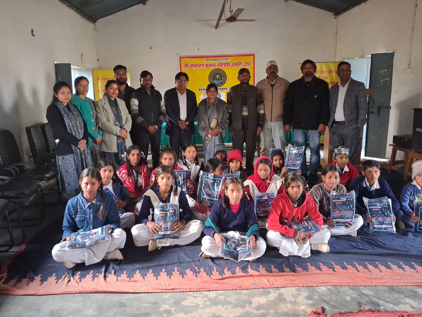 इंटर कॉलेज कालागढ़ में जरूरतमंद छात्रों को निःशुल्क स्कूल ड्रेस वितरण समारोह आयोजित