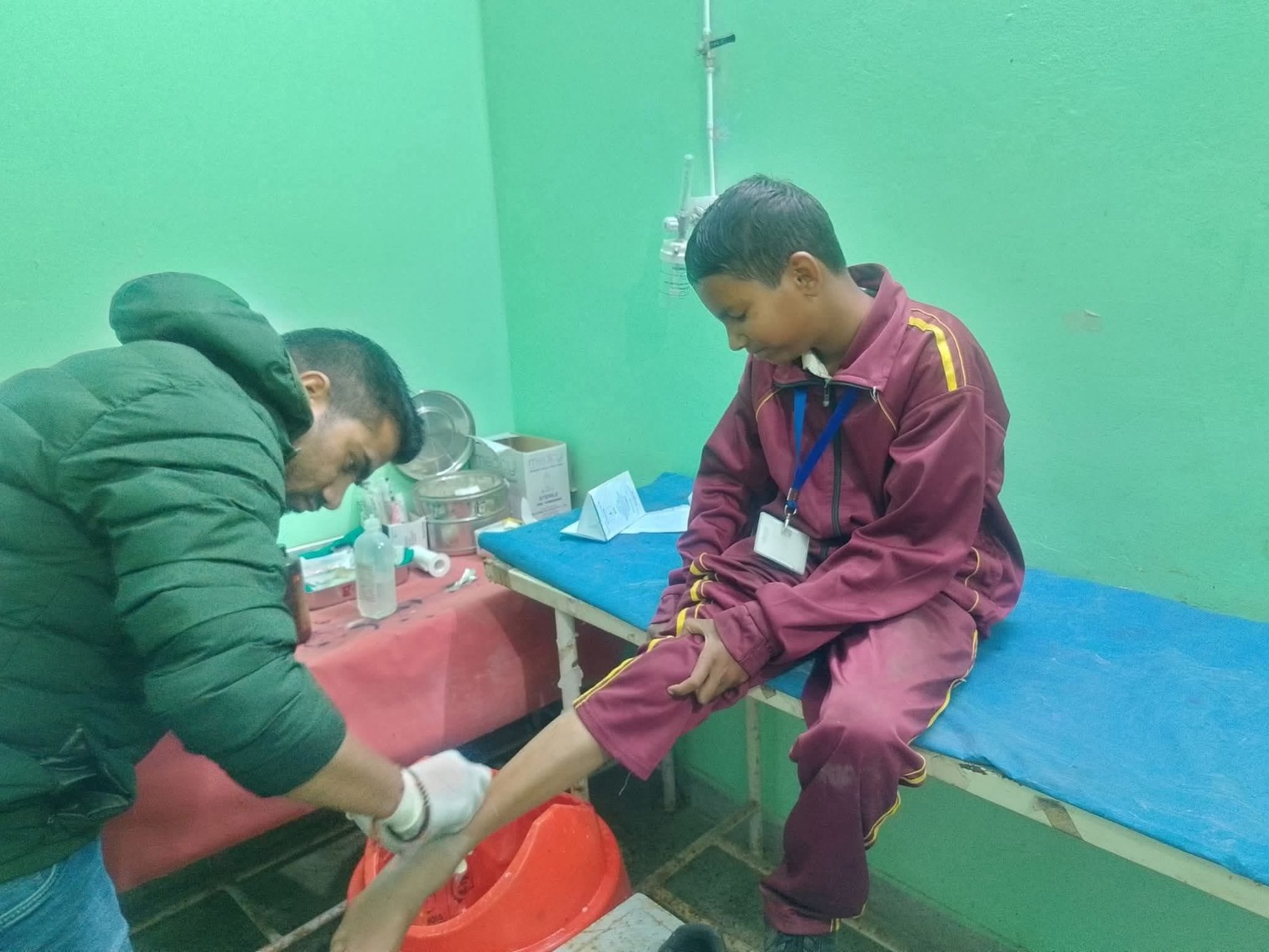 BREAKING NEWS : झाड़ियों से निकले भालू के बच्चे ने स्कूल जा रहे छात्र पर किया हमला