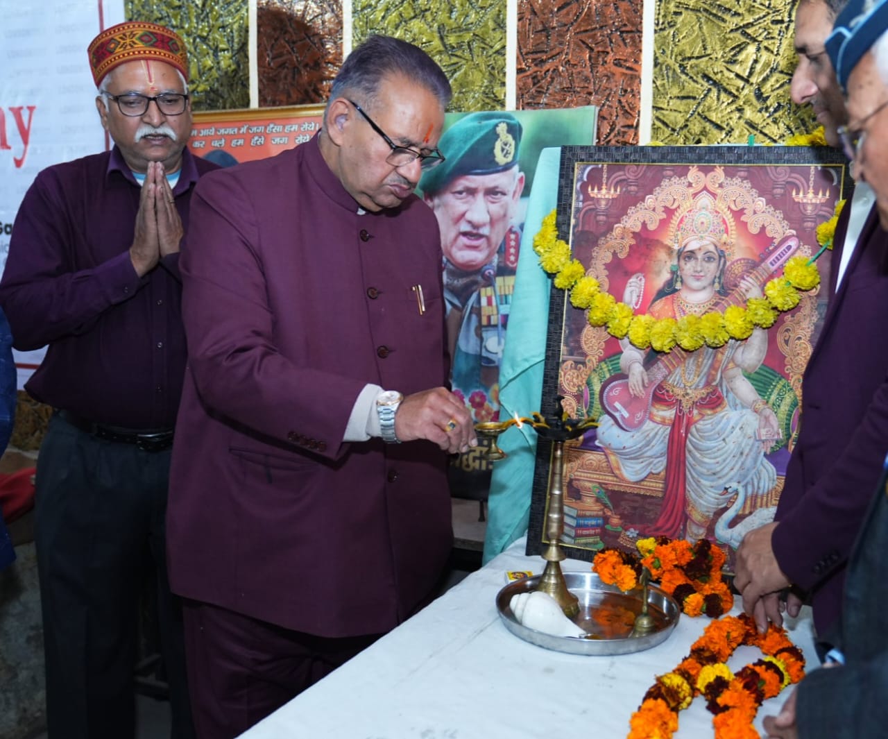 ऋषिकेश में अखिल भारतीय कवि सम्मेलन एवं साहित्यकार सम्मान समारोह में प्रतिभाग करते कैबिनेट मंत्री गणेश जोशी