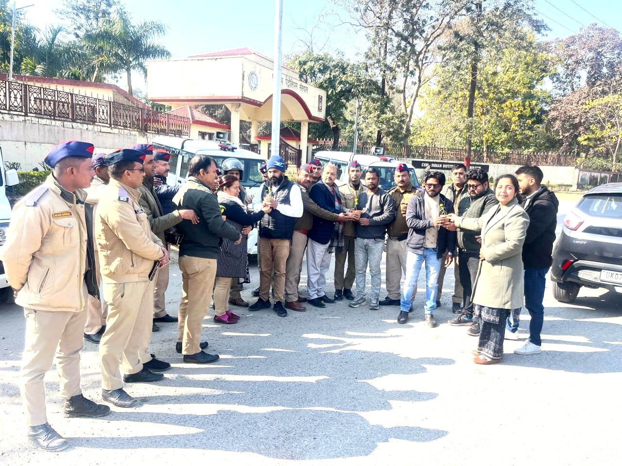 चालान के साथ मिला ‘सुरक्षा का पौधा’: देहरादून RTO का अभियान, सीट बेल्ट न लगाने वालों पर सख्त कार्रवाई
