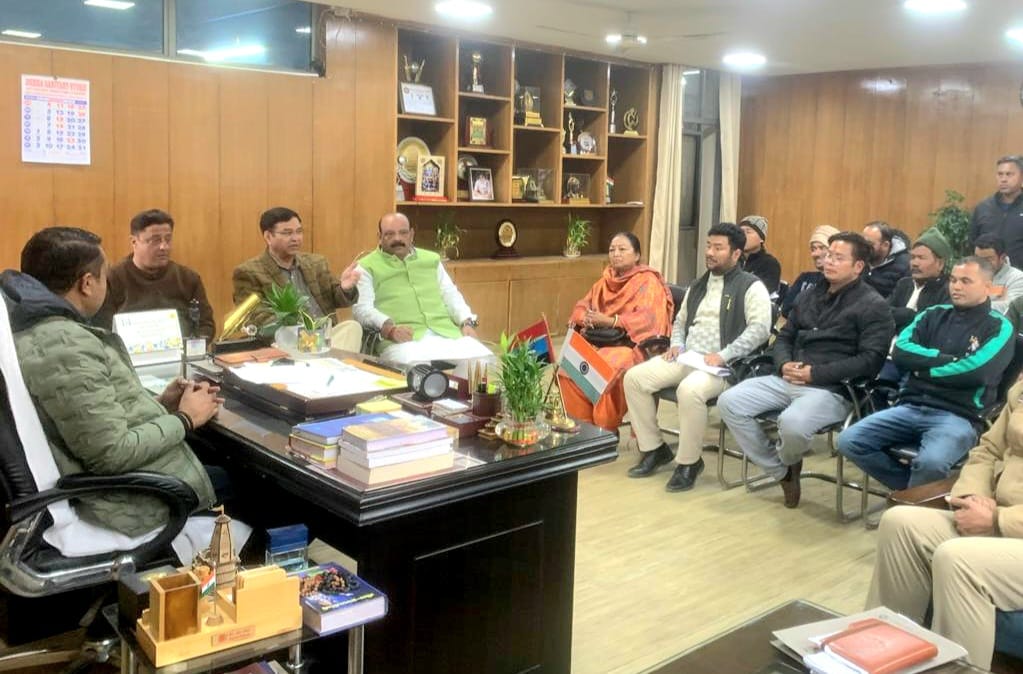 Dehradun: सोशल मीडिया पर भारतीय गोरखाओं के खिलाफ आपत्तिजनक टिप्पणियों से आक्रोश, विधायक प्रीतम सिंह के नेतृत्व में एसएसपी से शिकायत