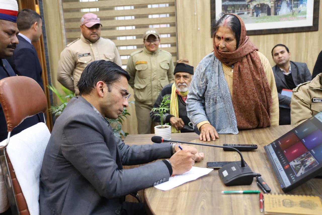 DEHRADUN:-जिला प्रशासन का “जनता दर्शन” पीड़ितों की सुनवाई समयबद्ध निस्तारण से बढता जन विश्वास.