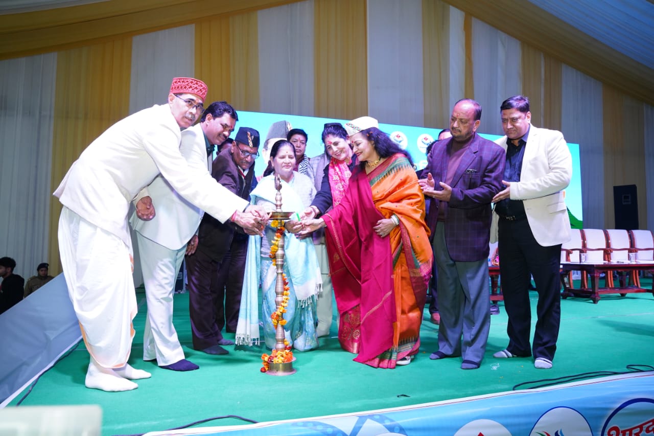 आवाज सुनो पहाड़ी की’ कार्यक्रम में मुख्यमंत्री पुष्कर सिंह धामी हुए शामिल, कलाकारों को दिया प्रोत्साहन