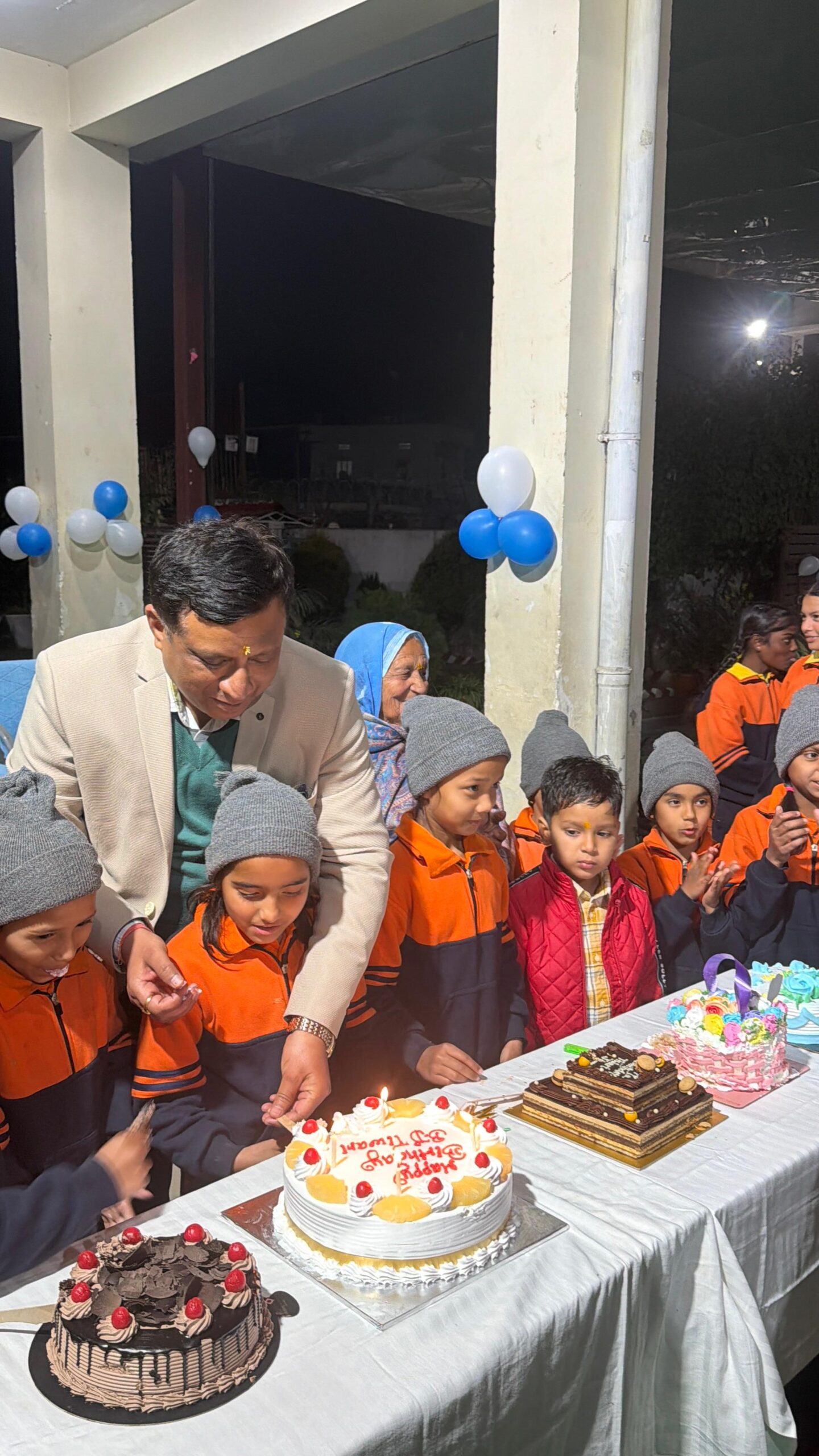 जब एक IAS अधिकारी बना अभिभावक, बालिकाओं संग सादगी से मनाया अपना जन्मदिन.