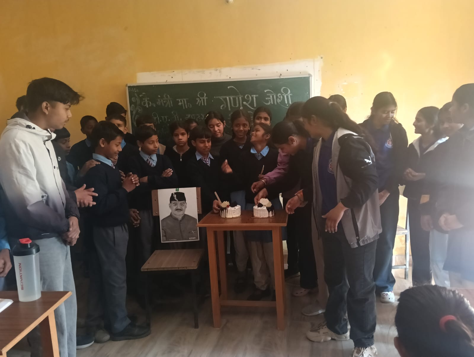 Dehradun: डीएवी इंटर कॉलेज करनपुर में पूर्व छात्र कैबिनेट मंत्री गणेश जोशी ने छात्राओं को भेंट किए 400 फर्नीचर सेट.
