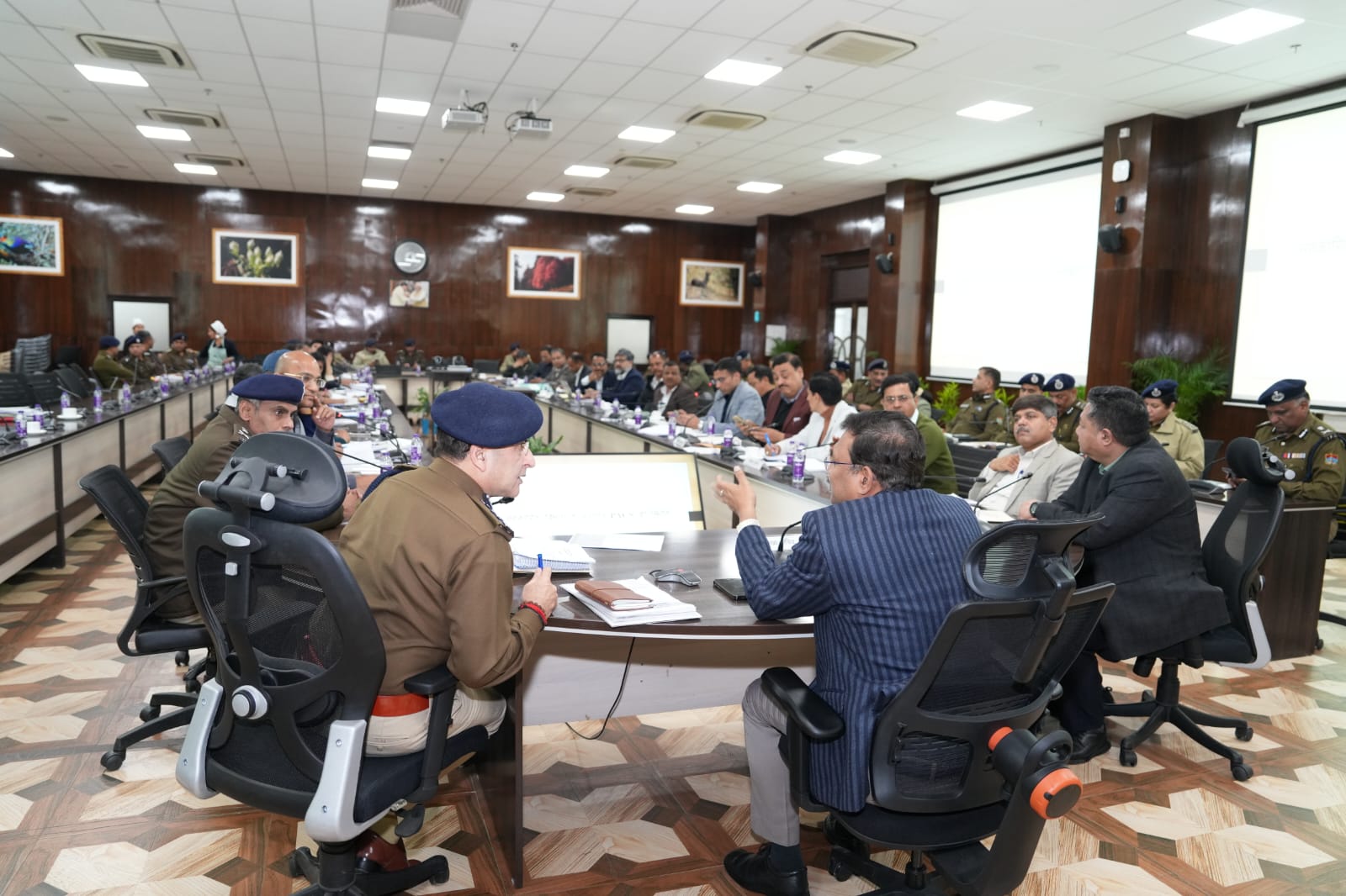 मुख्य सचिव  आनन्द बर्द्धन ने सोमवार को सचिवालय में गृह विभाग की समीक्षा.