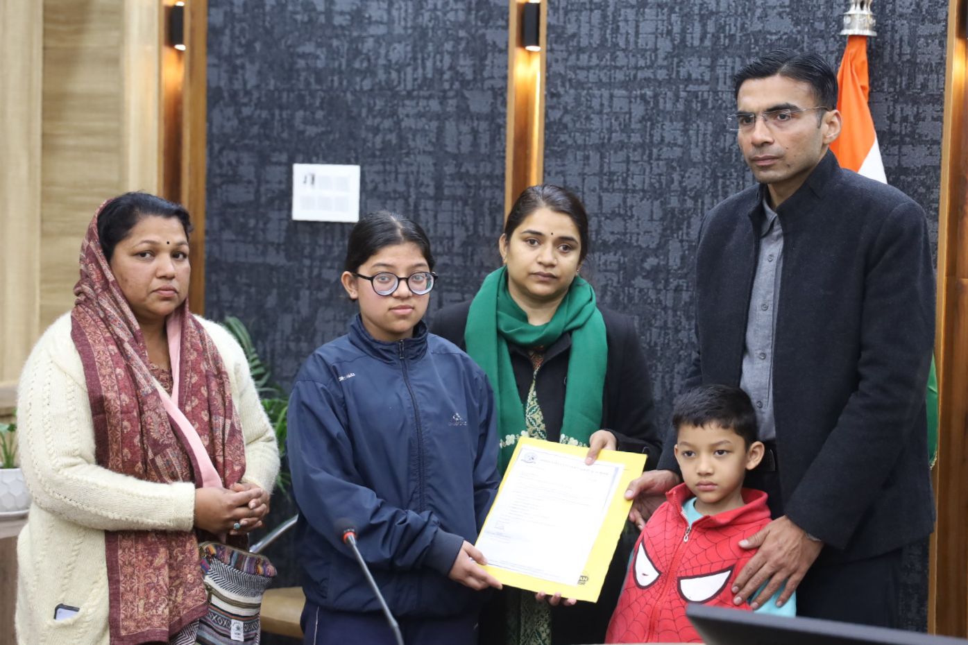 Dehradun: शांति राणा के सिर से जिला प्रशासन ने हटाया कर्ज का भार; सीएसआर फंड से 4 लाख बैंक खाते में हस्तांतरित; मॉं बच्चे हुए भारमुक्त