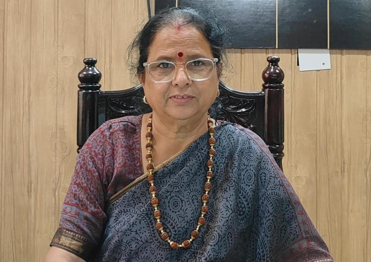 सोशल मीडिया पर अनजान लोगों से संपर्क बढ़ा रहा साइबर अपराध और अनैतिक रिश्तों का जाल : कुसुम कंडवाल