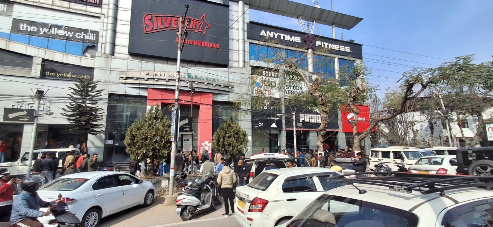 देहरादून में दिनदहाड़े हत्या: जिम से लौट रहे प्रॉपर्टी डीलर विक्रम शर्मा को मारी गोली, दहशत का माहौल
