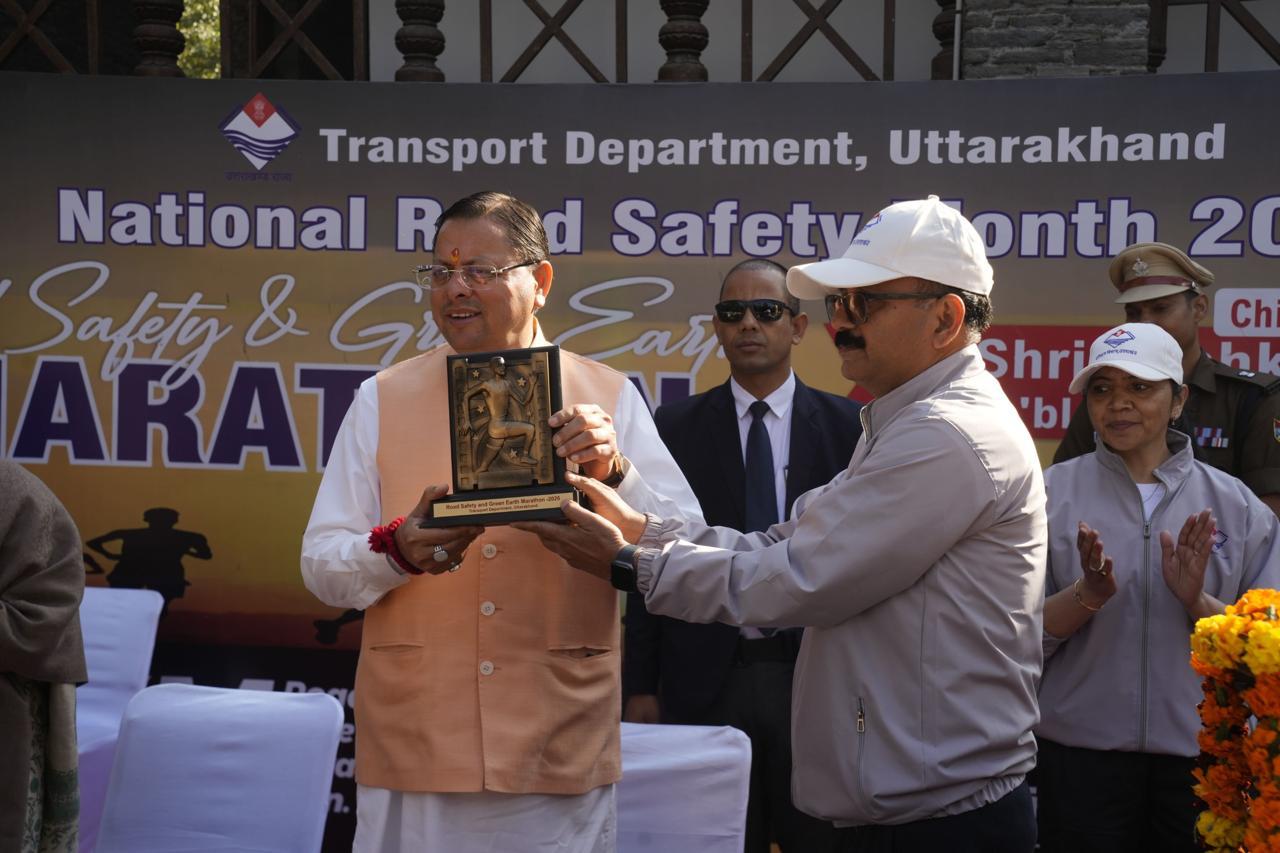 देहरादून: ‘रोड सेफ्टी एंड ग्रीन अर्थ मैराथन 2026’ के साथ राष्ट्रीय सड़क सुरक्षा माह का समापन, सीएम धामी ने दिखाई हरी झंडी.