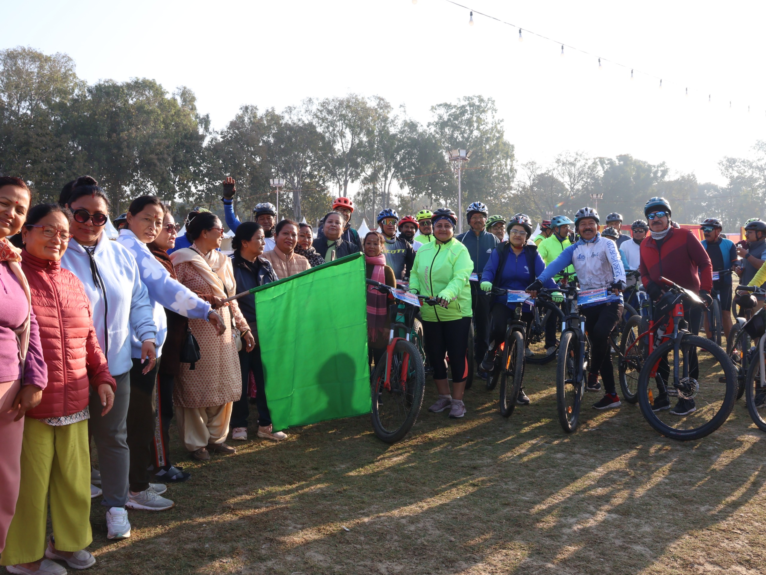 DEHRADUN:हरी झंडी दिखा साइक्लोथॉन के साथ हुआ ‘गोरखा हिमालयन फेस्टिवल’ का शुभारंभ.