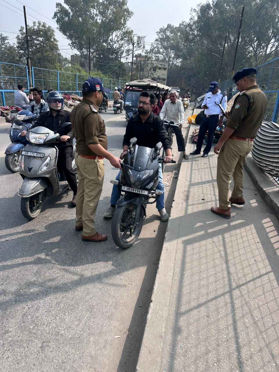 रुड़की: नया पुल पर यातायात पुलिस का सघन चेकिंग अभियान, अवैध ई-रिक्शों पर कार्रवाई और अतिक्रमण मुक्त हुआ मार्ग.