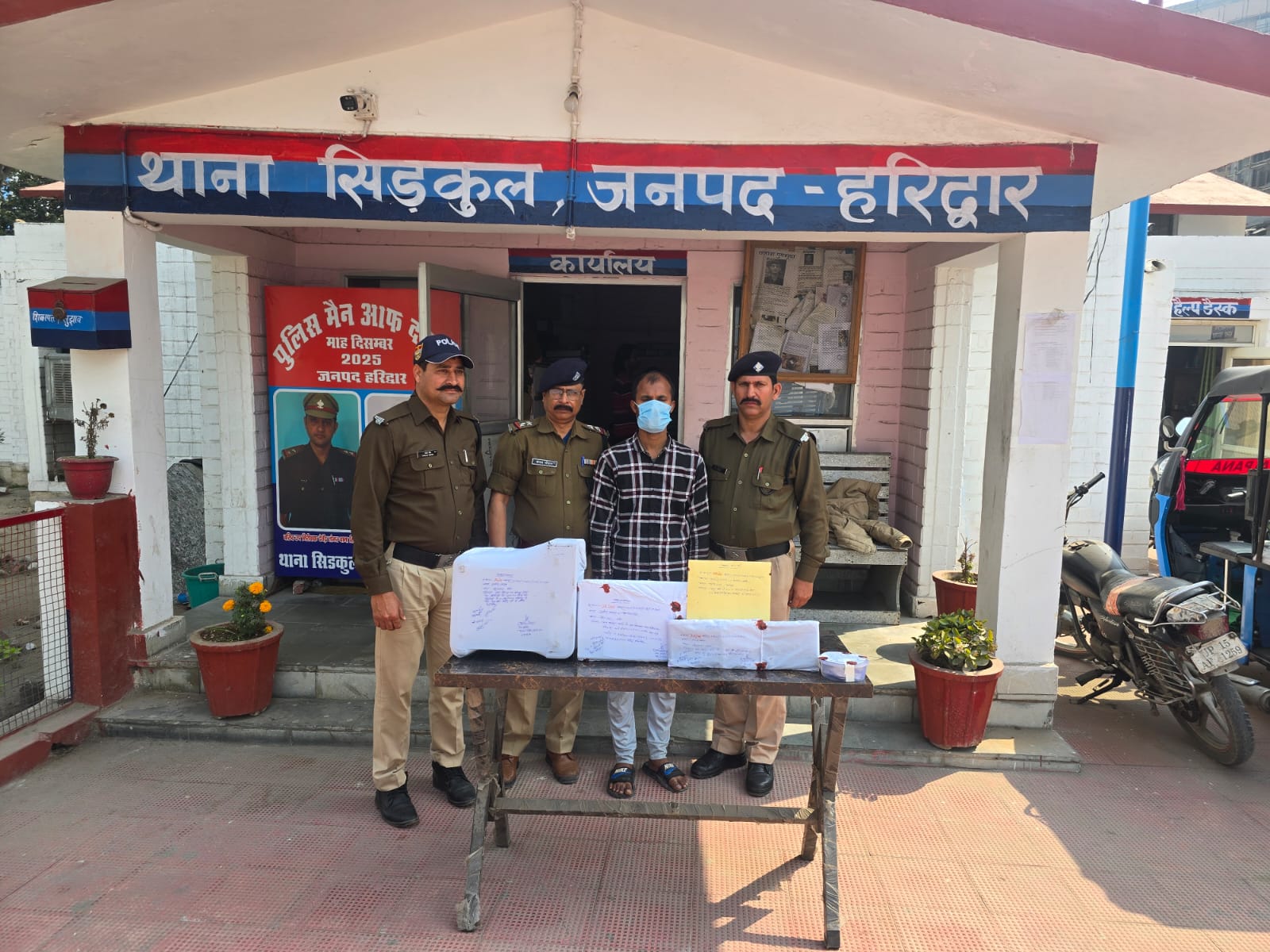 हरिद्वार: मोबाइल रिपेयरिंग की आड़ में चल रहा था फर्जी आधार कार्ड और मार्कशीट बनाने का गोरखधंधा.