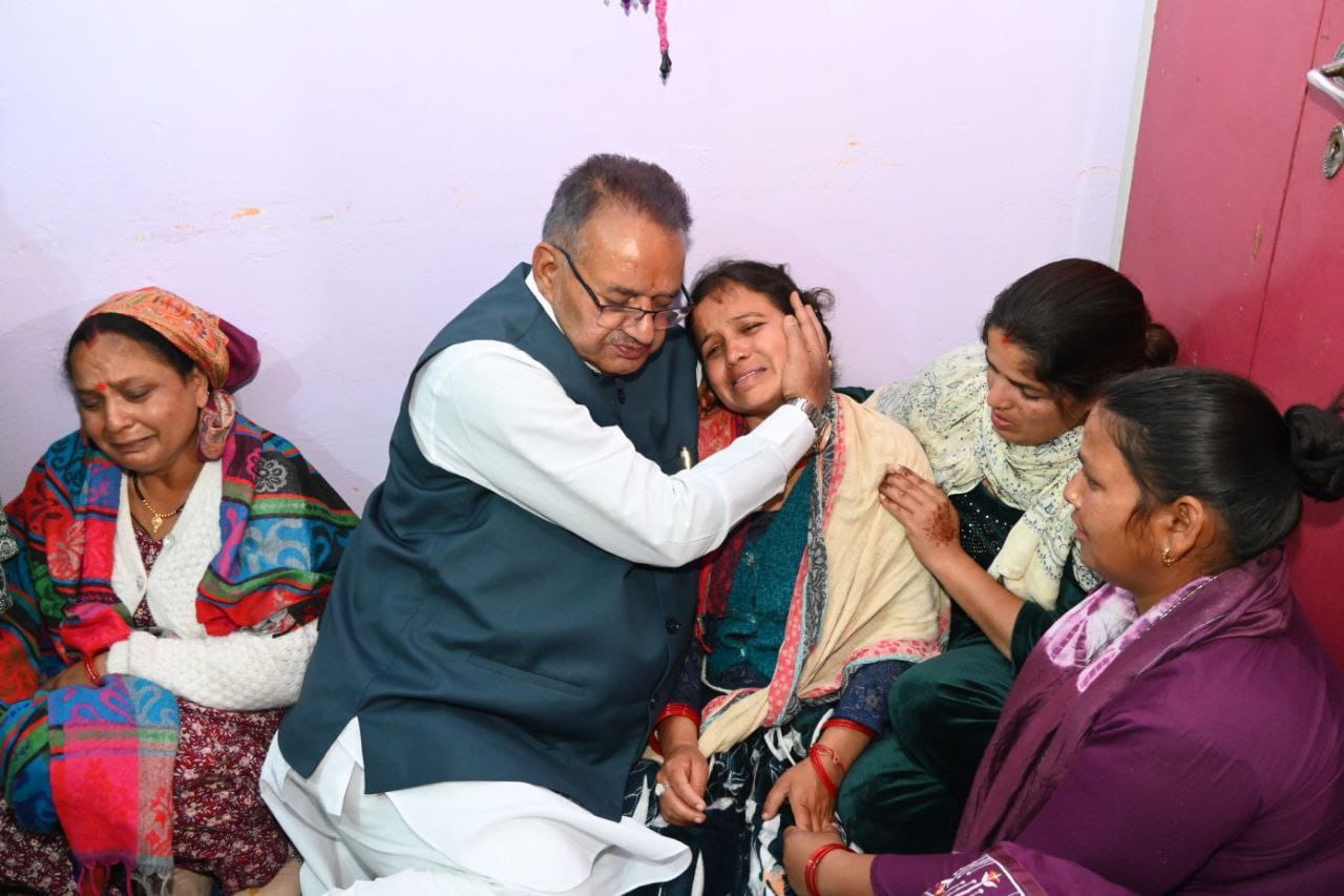 मालदेवता दुर्घटना में मृत युवक के परिजनों से मिले कैबिनेट मंत्री गणेश जोशी, हर संभव सहायता का दिया भरोसा