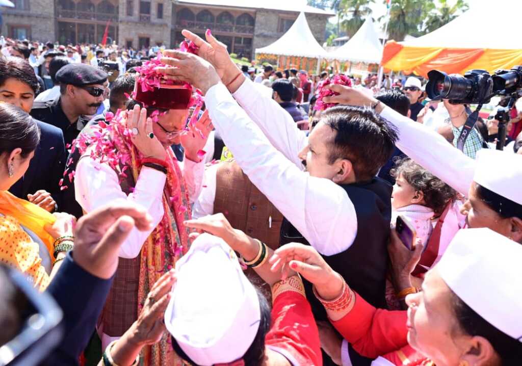 मुख्यमंत्री आवास में पारंपरिक रंगों के संग सजा होली मिलन समारोह, लोकधुनों पर झूमे अतिथि