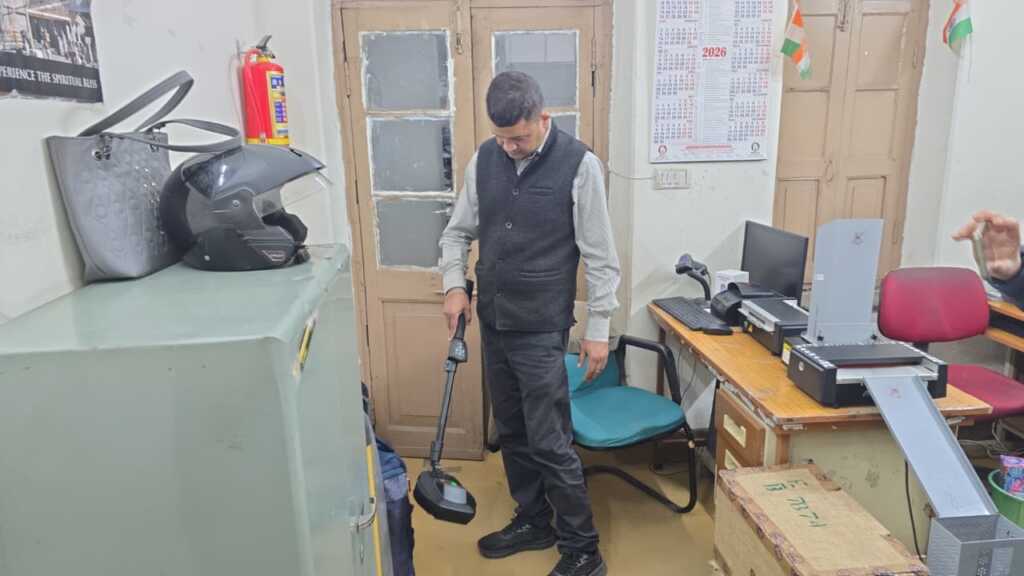 पासपोर्ट कार्यालय को बम से उड़ाने की धमकी, दून पुलिस का त्वरित सर्च ऑपरेशन