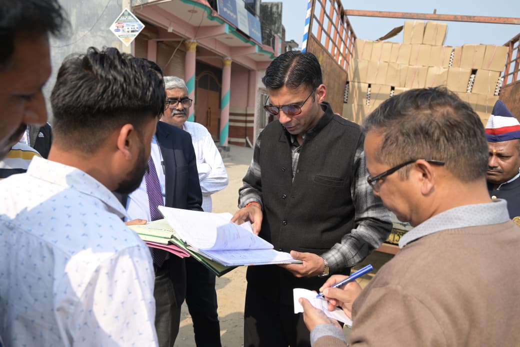 देहरादून: आंगनबाड़ी केंद्रों के लिए आपूर्ति होने वाली सामग्री के गोदाम पर डीएम की छापेमारी, कई अनियमितताएं उजागर.