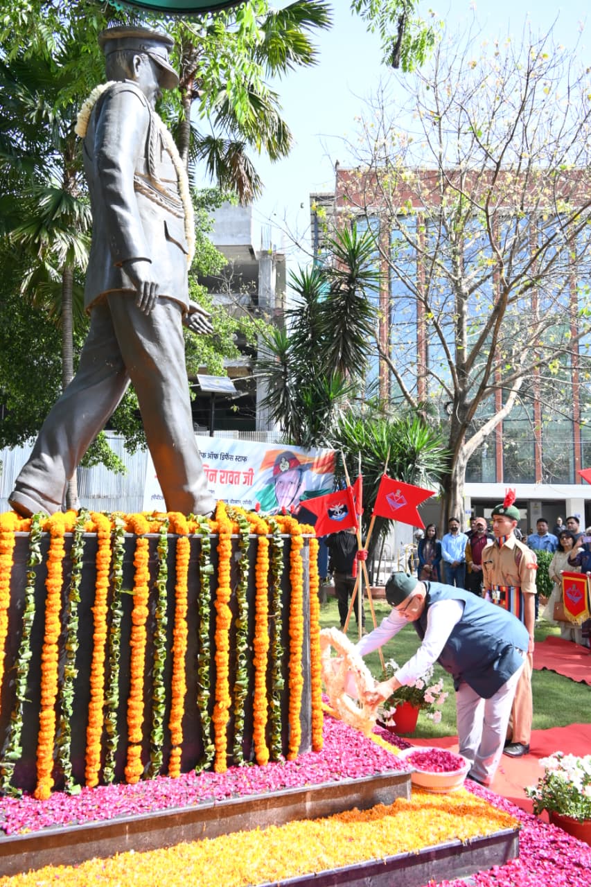 जनरल बिपिन रावत की जयंती पर उन्हें पुष्पचक्र अर्पित कर श्रद्धांजलि देते सैनिक कल्याण मंत्री गणेश जोशी.