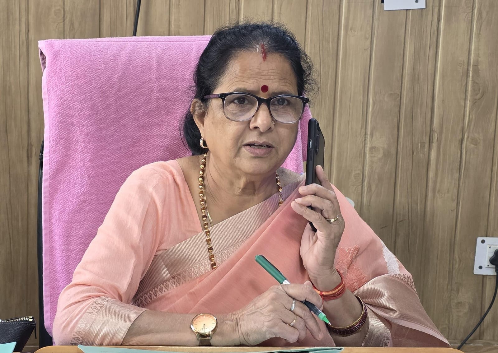 SGRR मेडिकल कॉलेज छात्रा की संदिग्ध मौत विभागाध्यक्ष पर मानसिक उत्पीड़न, फेल करने की धमकी और पैसों की मांग के आरोप आयोग ने लिया कड़ा संज्ञान.