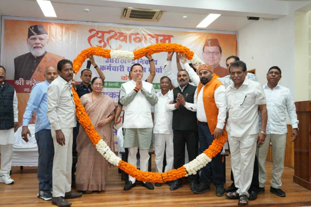 सीएम धामी ने निकाय कर्मचारियों की आभार रैली में किया प्रतिभाग, विकास में भूमिका को बताया अहम.