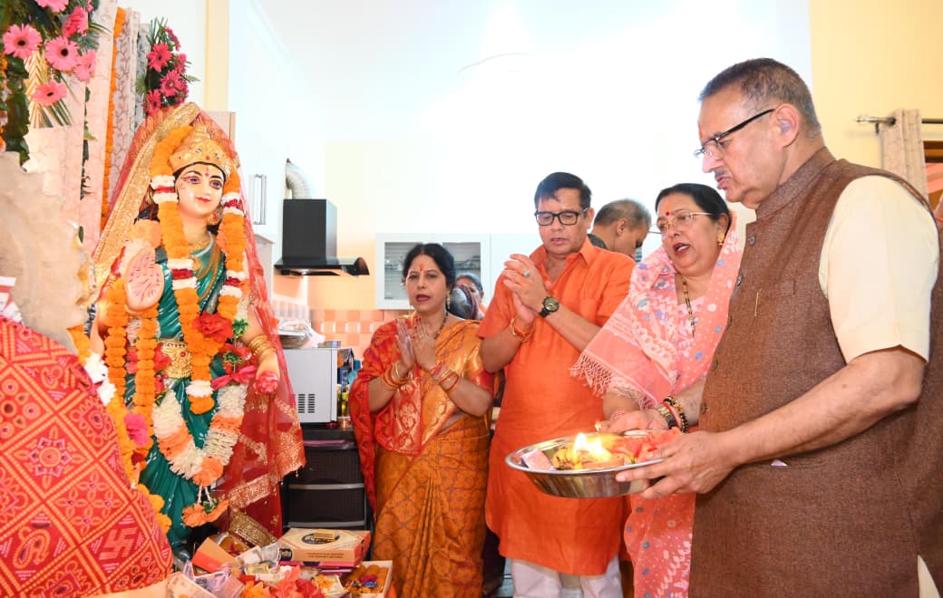 हनुमान जन्मोत्सव के अवसर पर आयोजित सुंदरकांड पाठ में प्रतिभाग करते कैबिनेट मंत्री गणेश जोशी.