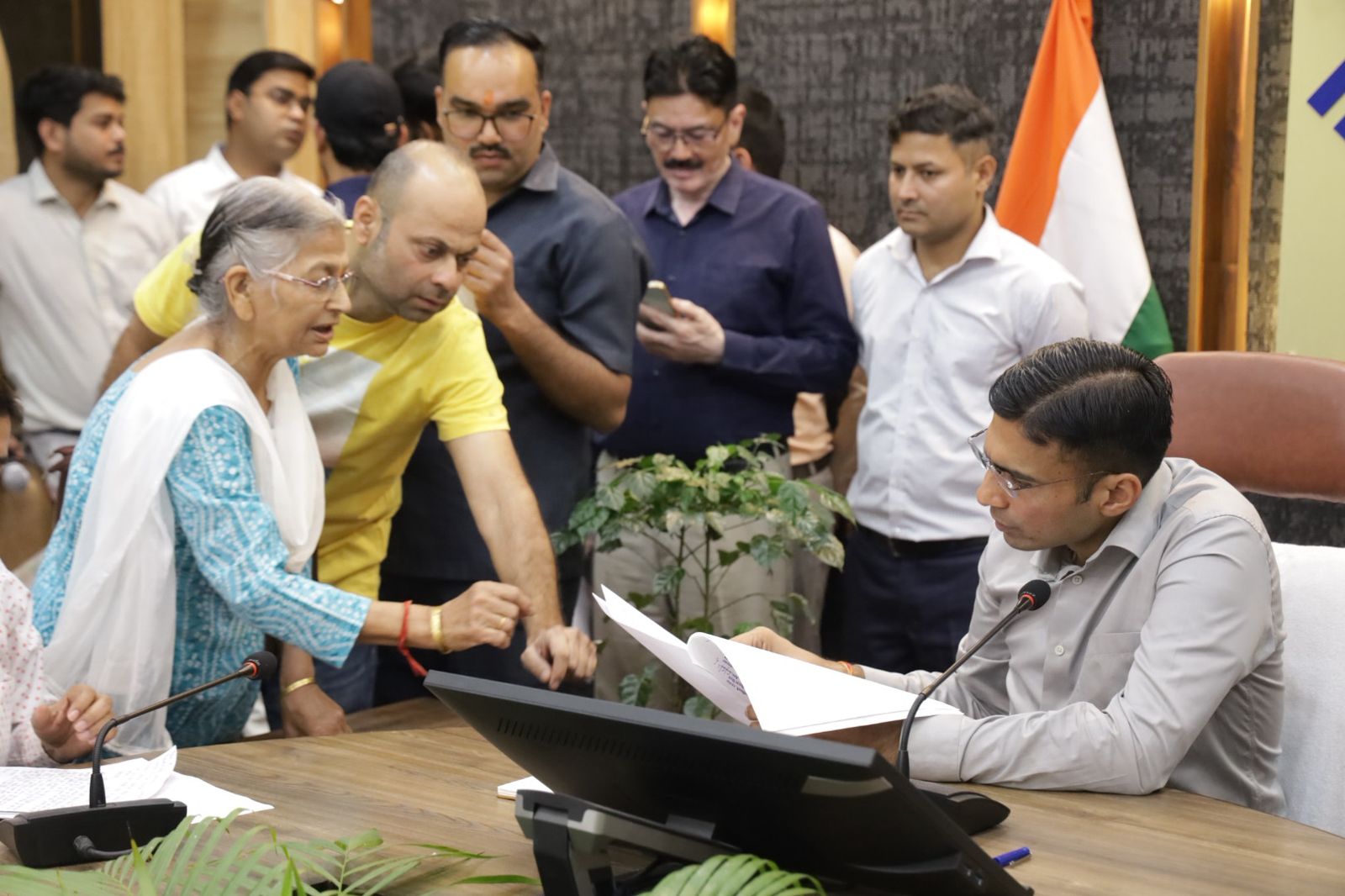 82 वर्षीय दिव्यांग बुजुर्ग नत्थीलाल का पानी का इकत्तीस हजार से अधिक का बिल डीएम ने करवाया माफ.