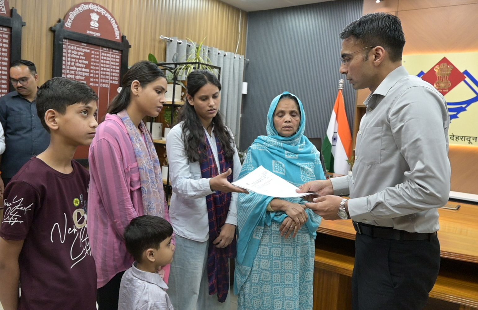 तीन अविवाहित बेटियों, तथा 5 वर्षीय नातिन के भरणपोषण शिक्षा की जिम्मेदारी विधवा क्षमा पर; जिला प्रशासन बना सहारा.