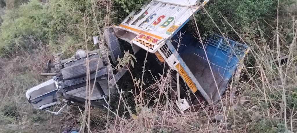 जनपद टिहरी : अनियंत्रित वाहन गहरी खाई में गिरा, SDRF का त्वरित रेस्क्यू—चालक की मौत, एक घायल बचाया गया।