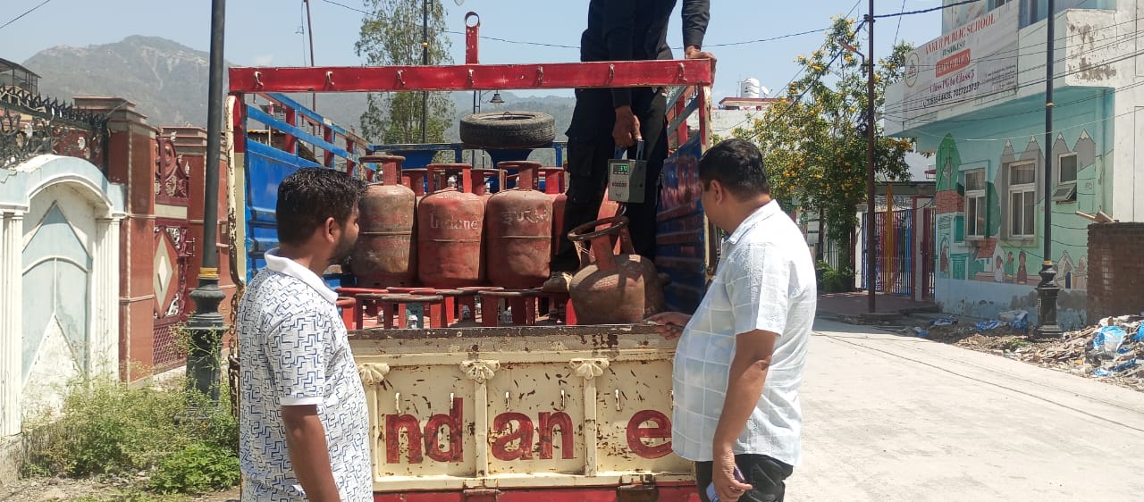 गैस की कालाबाजारी एवं अवैध रिफिलिंग पर जिलाधिकारी सख्त; संलिप्तों पर प्राथमिकी दर्ज.