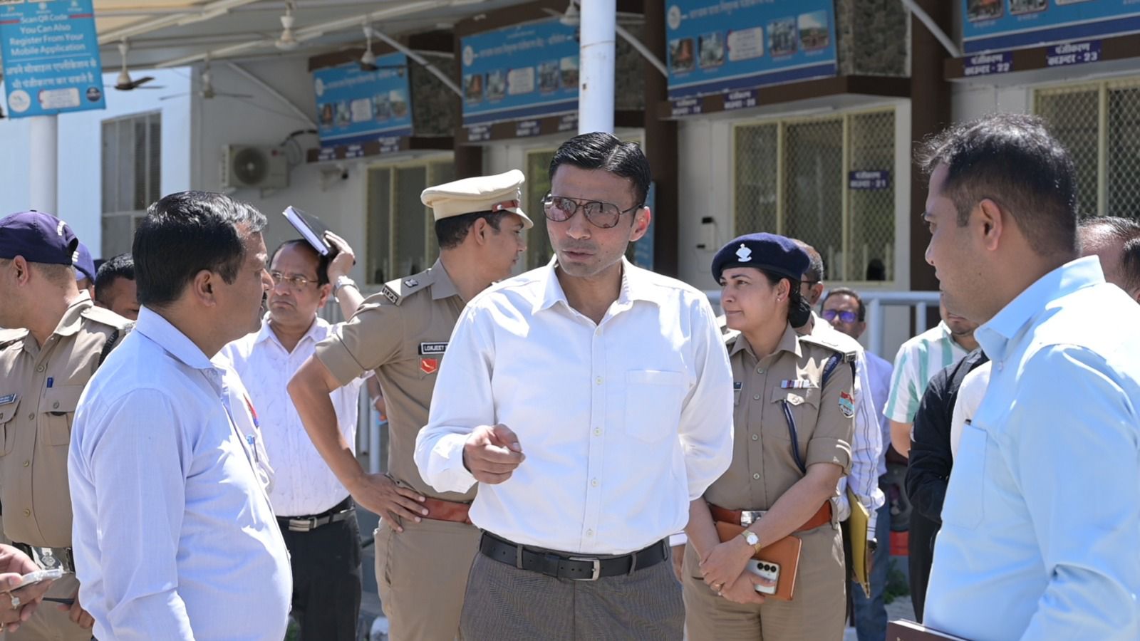 यात्रा ट्रांजिस्ट कैंम्प में इंटीग्रेटेड कंट्रोलरूम 24×7 सक्रिय रखने तथा यात्रियों को निःशुल्क चाय-नाश्ता, भोजन की व्यवस्था बनाने को डीएम ने दिए निर्देश.